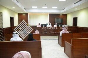 قاضي في محكمة الأحوال الشخصية يطرح بعض الأسئلة على أطراف الدعوى أثناء دعوى خلع في المملكة العربية السعودية